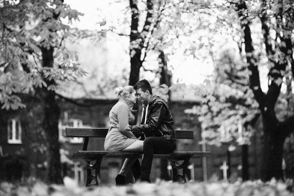 sesja zaręczynowa jesienna zaręczyny fotograf ślubny łódź warszawa park zakochani sesja dla zakochanych zaręczonych