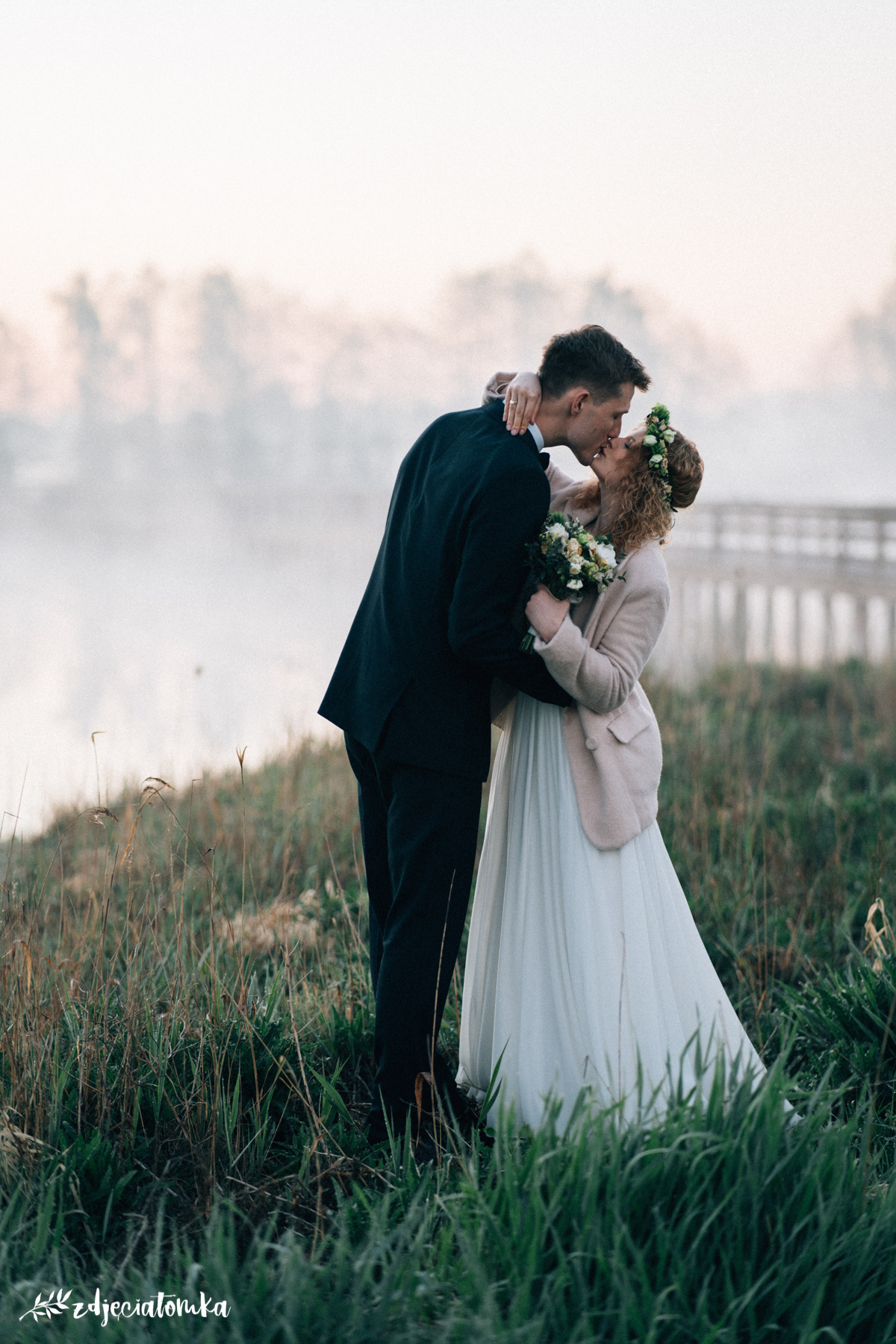 sesja rustykalna tajemnicza romantyczna we mgle o świcie para młoda fotograf ślubny łódź warszawa plener ślubny