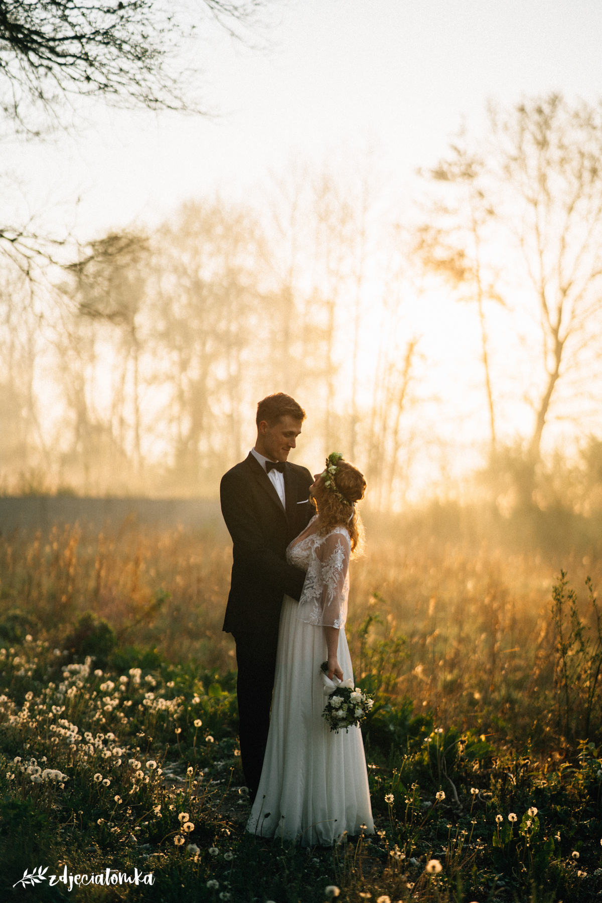 sesja rustykalna tajemnicza romantyczna we mgle o świcie para młoda fotograf ślubny łódź warszawa plener ślubny