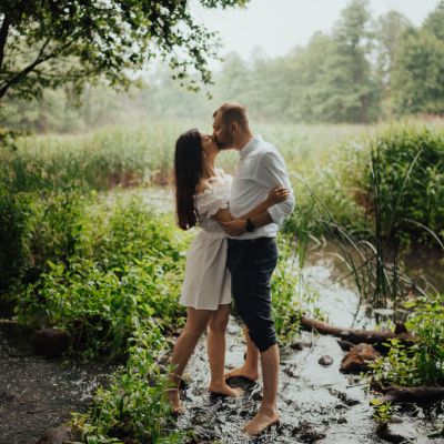 zakochani po uszy po kostki w wodzie fotograf łódź fotograf warszawa sesja naturalna rustykalna w wodzie w strumyku łódzkie ldzań młyn